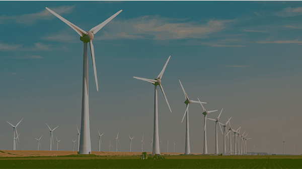 Turbina eólica contra un cielo oscuro